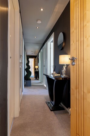 Interior - Stirling Riverview Apartment - Views of Stirling Castle & The Wallace Monument. (Stirling)