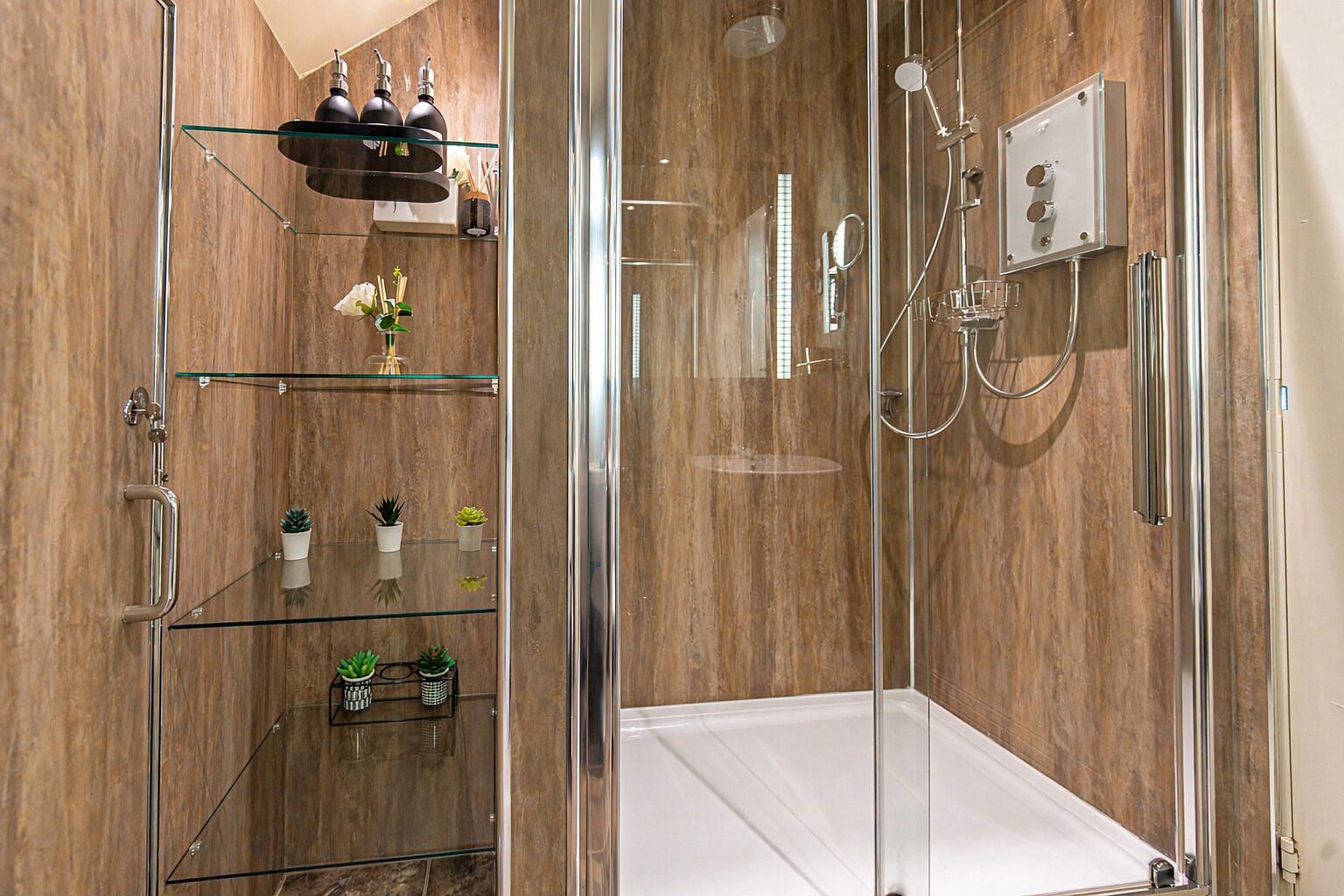 Douche, sèche-cheveux, serviettes fournies, savon