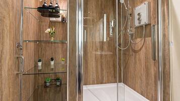 Douche, sĂšche-cheveux, serviettes fournies, savon