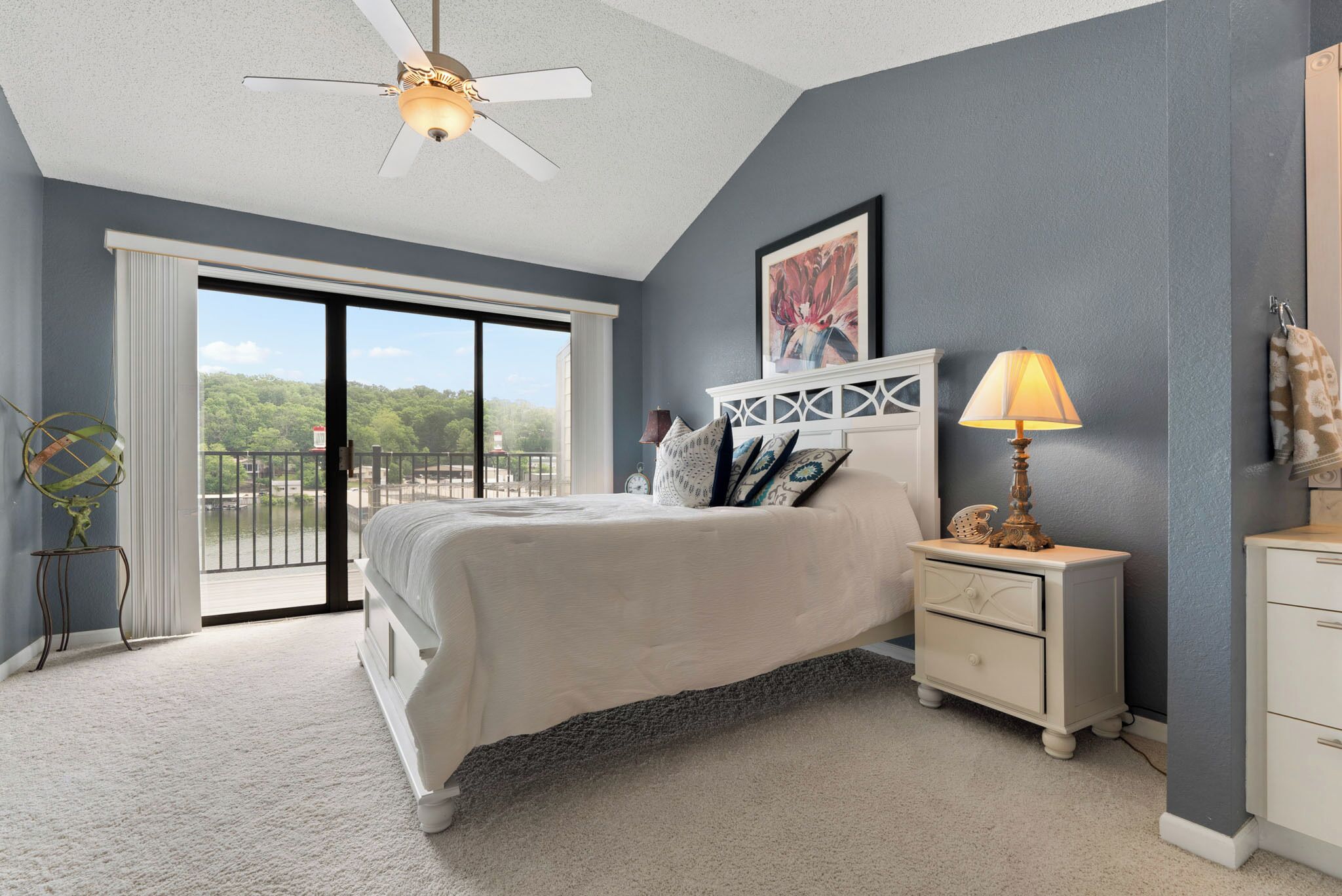 3 bedrooms, iron/ironing board, internet, bed sheets