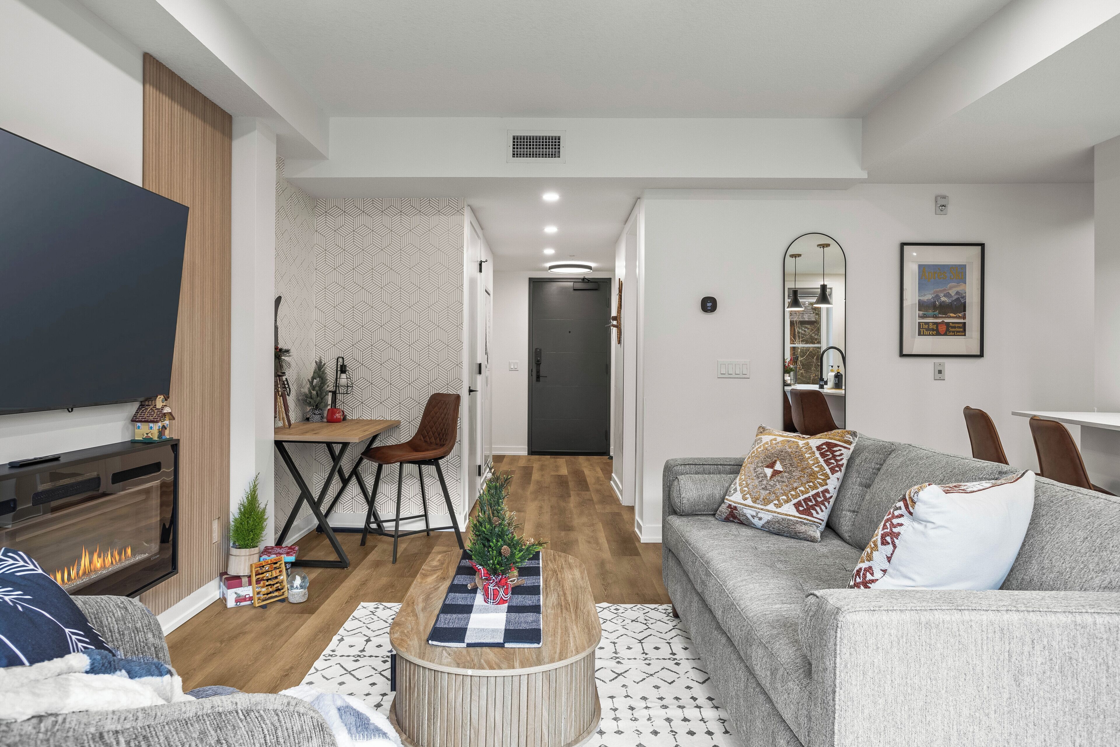 Deluxe Suite, 1 Bedroom, Balcony, Mountain View | Living area