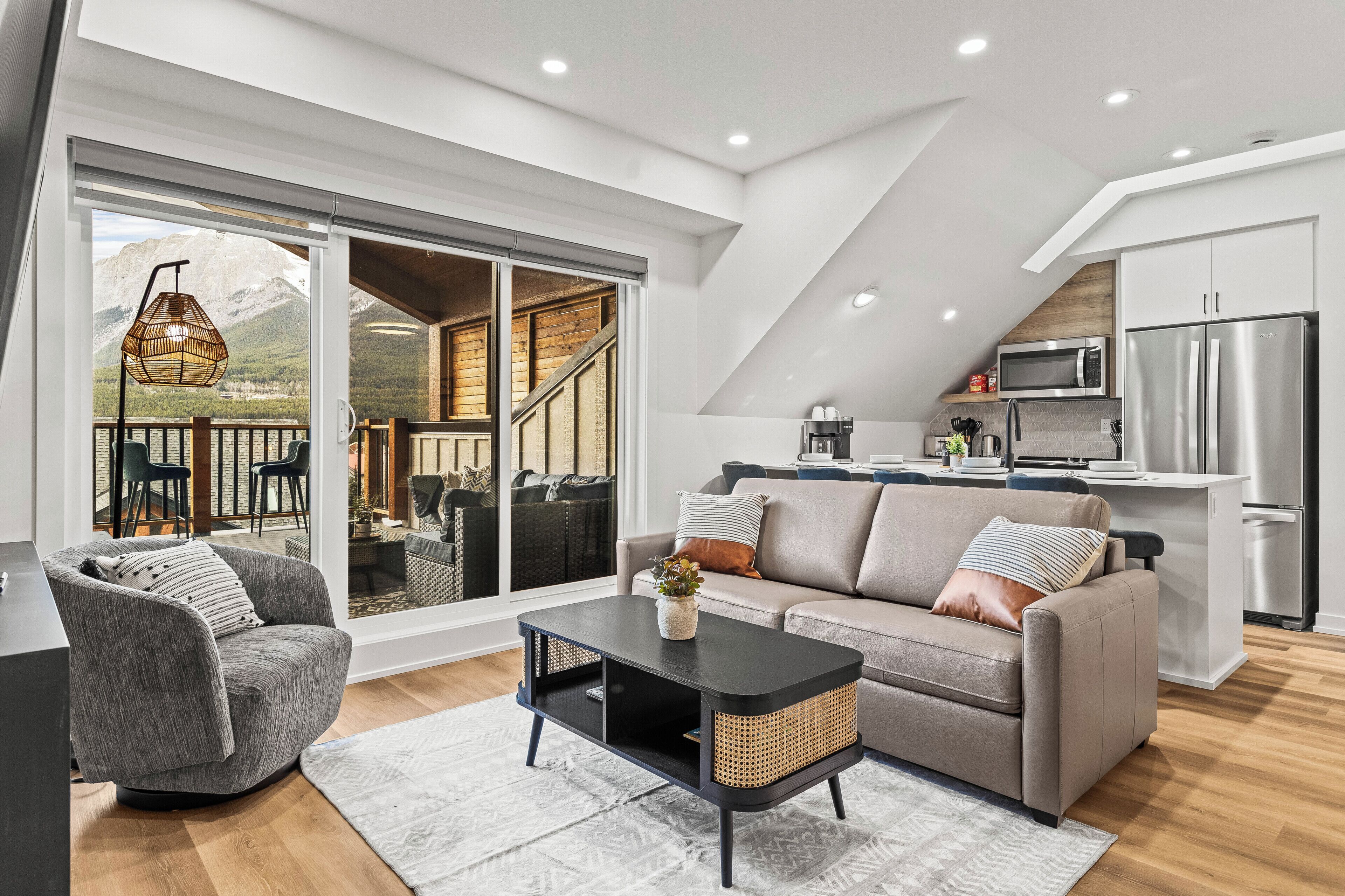 Deluxe Suite, 2 Bedrooms, Balcony, Mountain View | Living area