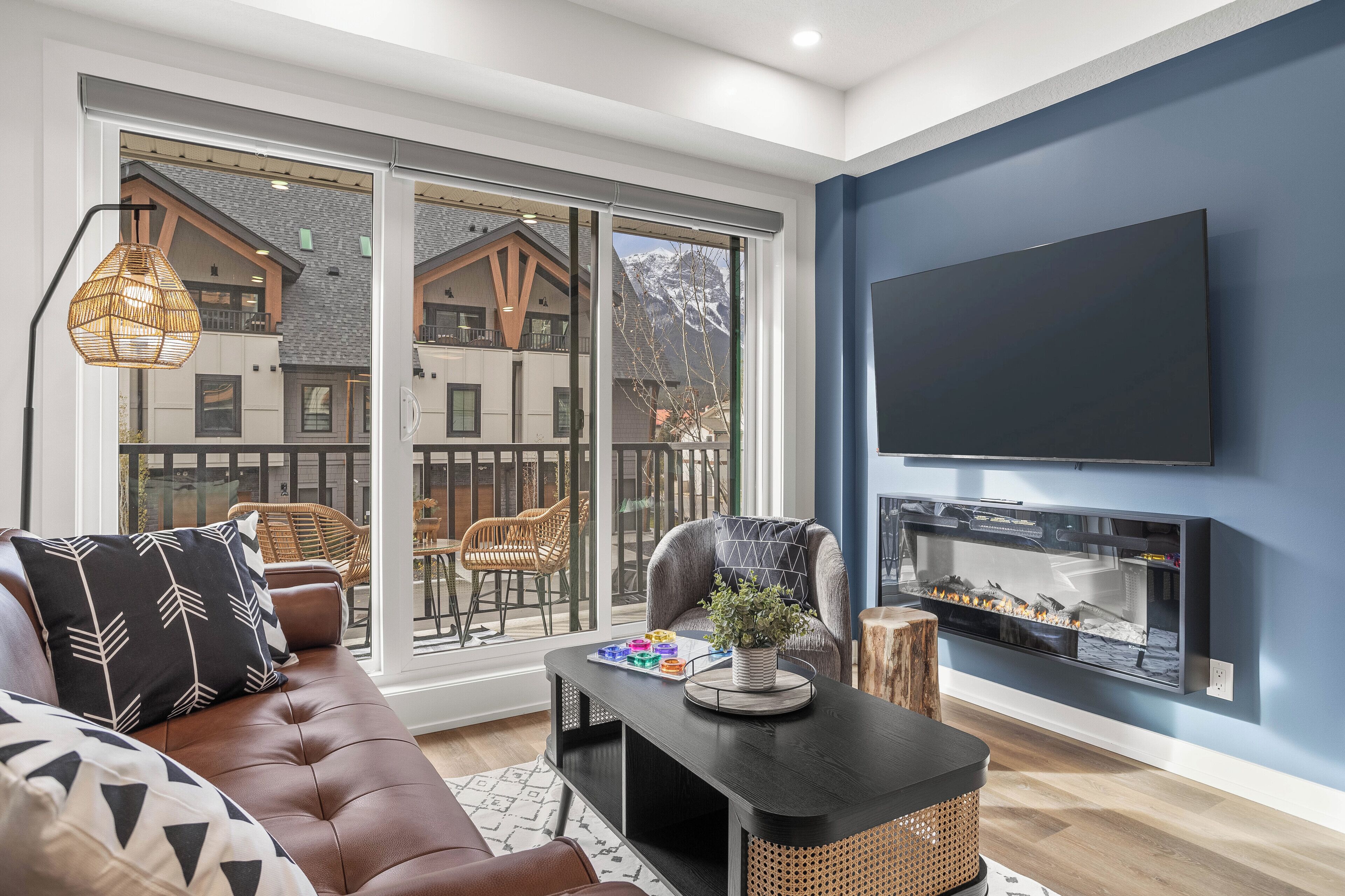 Deluxe Suite, 1 Bedroom, Balcony, Mountain View | Living area