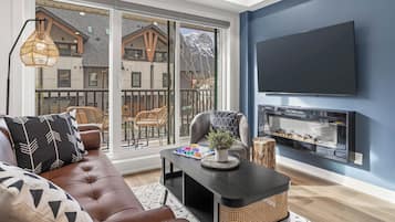 Deluxe Suite, 1 Bedroom, Balcony, Mountain View | Living area