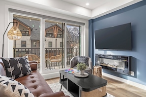 Deluxe Suite, 1 Bedroom, Balcony, Mountain View | Ruang tamu