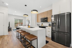 Casa adosada Deluxe, balcón, vistas a la montaña | Cocina privada | Frigorífico, microondas, horno y placa de cocina
