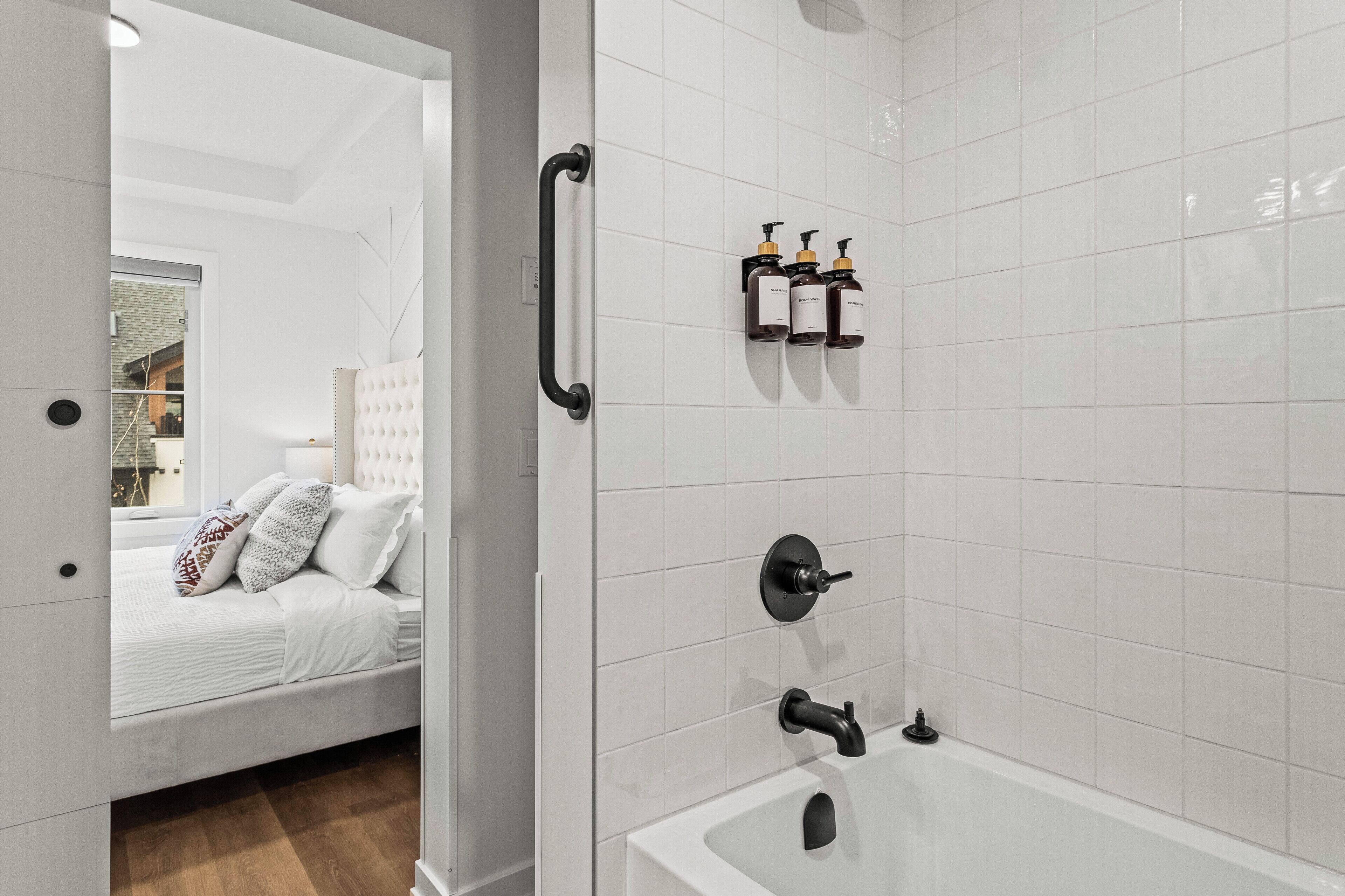 Suite Deluxe, 1 habitación, balcón, vistas a la montaña | Baño | Secador de pelo, toallas, jabón y champú