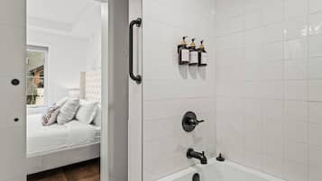 Suite Deluxe, 1 habitación, balcón, vistas a la montaña | Baño | Secador de pelo, toallas, jabón y champú