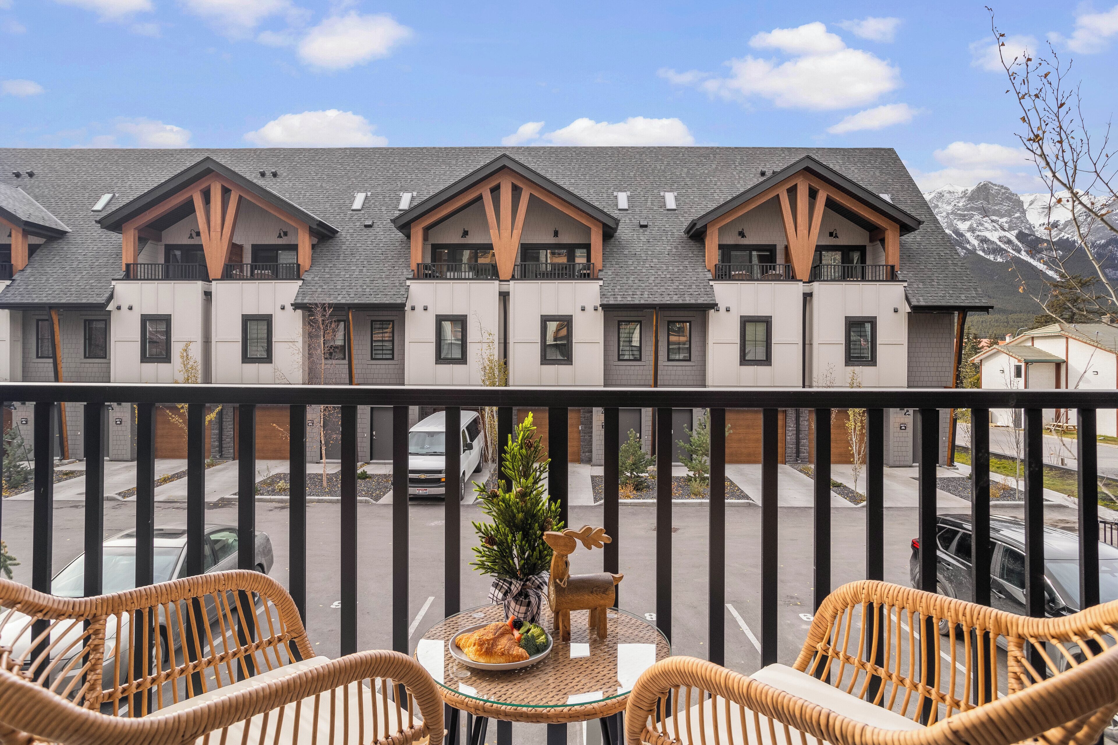 Deluxe Suite, 1 Bedroom, Balcony, Mountain View | Property grounds