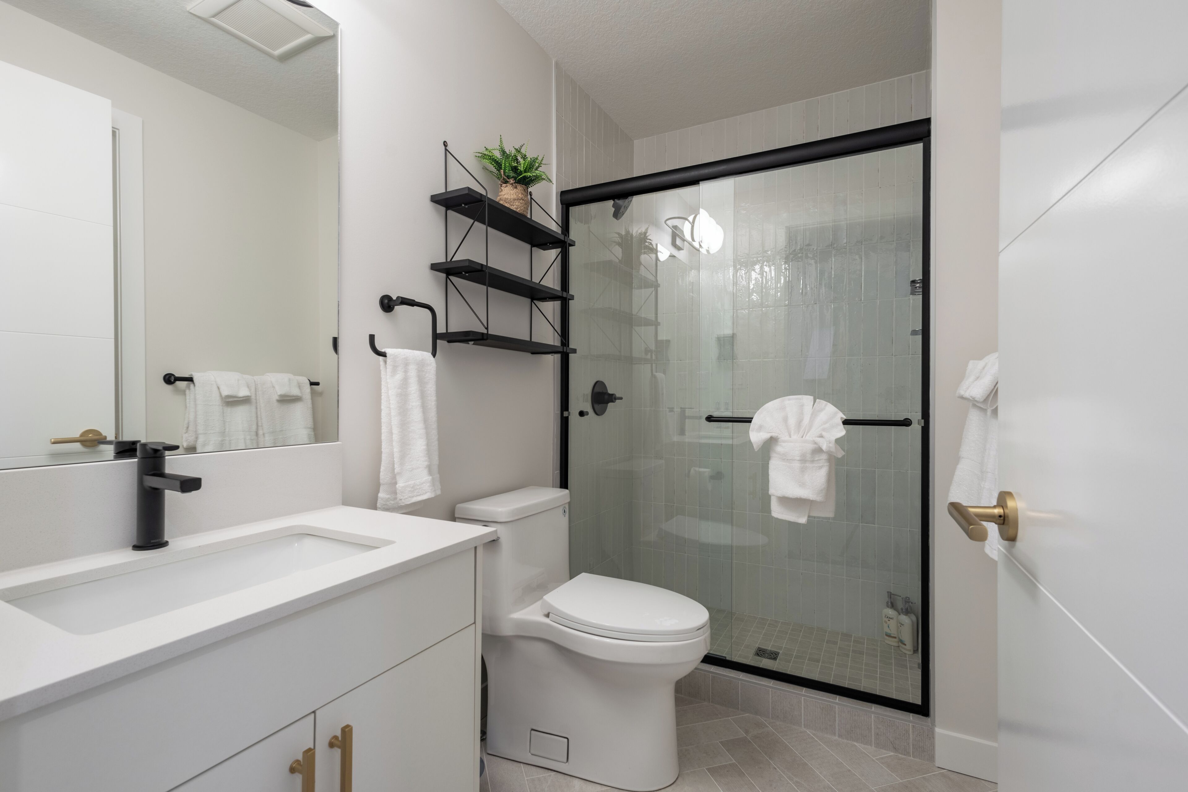 Deluxe Townhome, Balcony, Mountain View | Bathroom | Hair dryer, towels, soap, shampoo