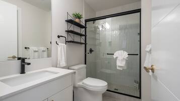 Deluxe Townhome, Balcony, Mountain View | Bathroom | Hair dryer, towels, soap, shampoo
