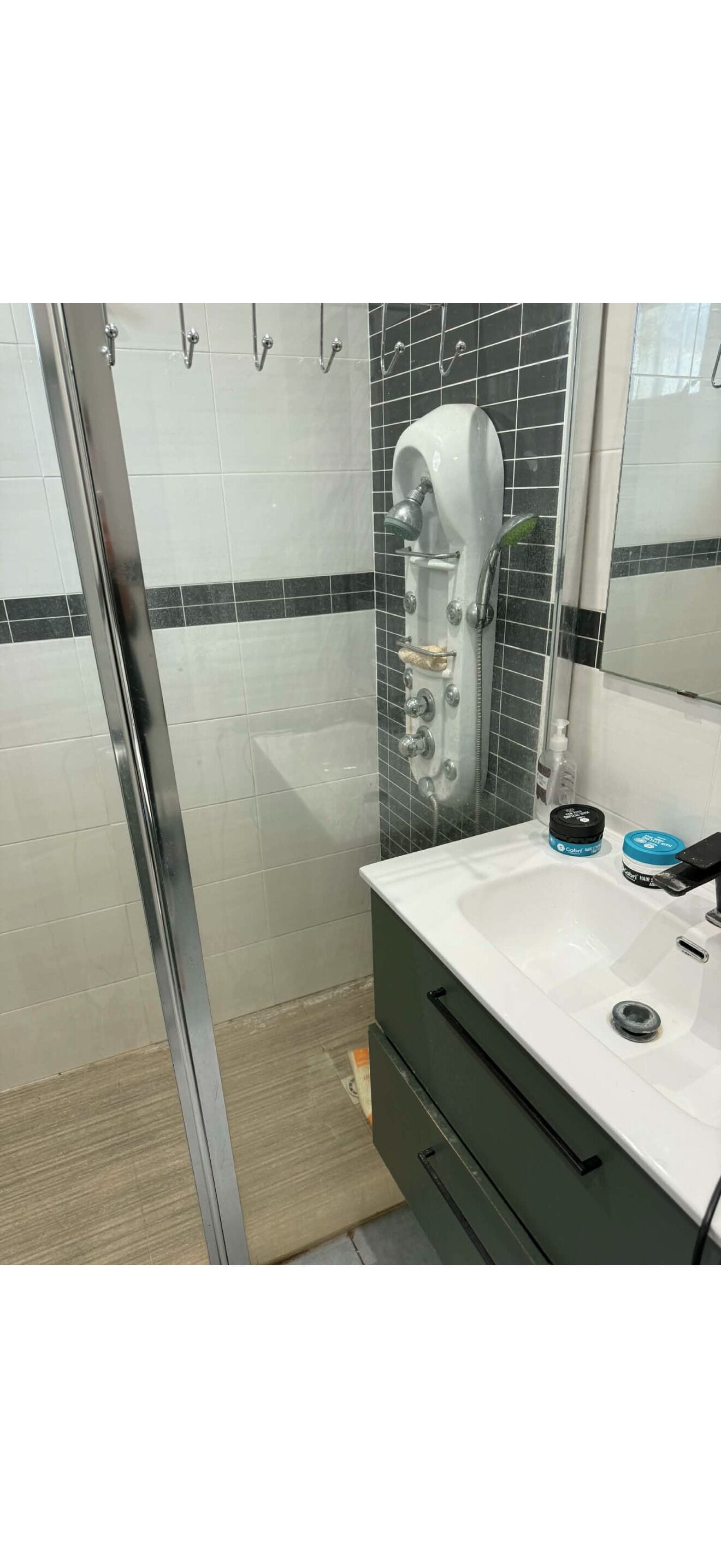 Regadera, toallas, jabón, papel de baño 