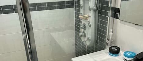 Regadera, toallas, jabón, papel de baño