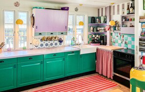 Fridge, microwave, stovetop, dishwasher - Amazing home in Græsted with WiFi (Græsted)
