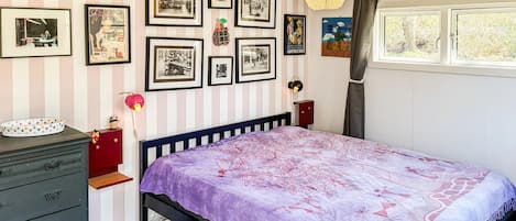 3 bedrooms, iron/ironing board, travel cot, free WiFi