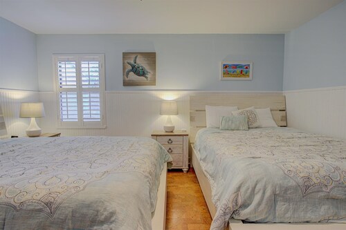 Seawinds 62 Premium Beach Condo 5 minute walk from Private beach access.