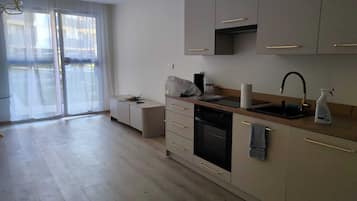 Studio, Patio | Private kitchen | Stovetop, cookware/dishes/utensils