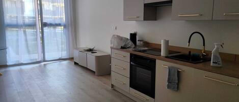 Studio, patio | Cuisine privée | Surface de cuisson, vaisselle et ustensiles