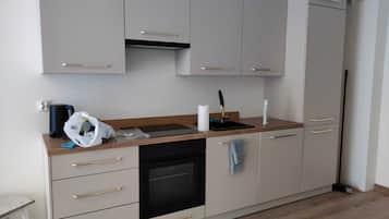 Studio, Patio | Private kitchen | Stovetop, cookware/dishes/utensils