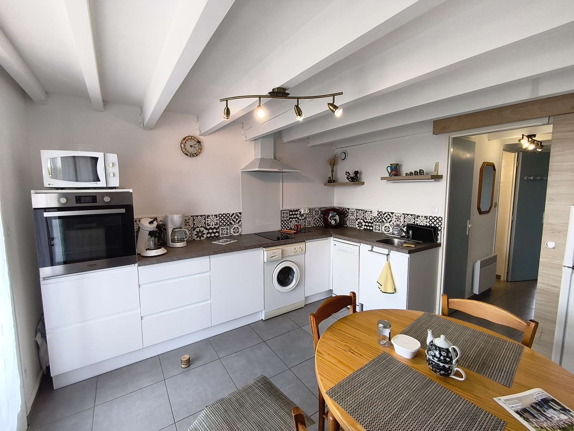 Fridge, cookware/dishes/utensils