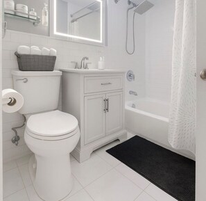 Secador de pelo, bidet, toallas, jabón