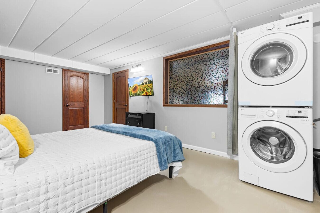 Desk, iron/ironing board, travel crib, WiFi