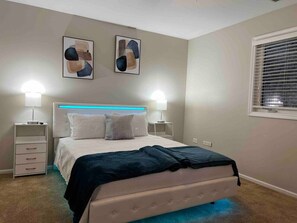 Desk, travel crib, WiFi, bed sheets - Premium 5BR Home • Great for Extended Visits (Downers Grove)