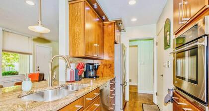 Charming 3BR Ranch in Elmhurst | Mid-Term Ready