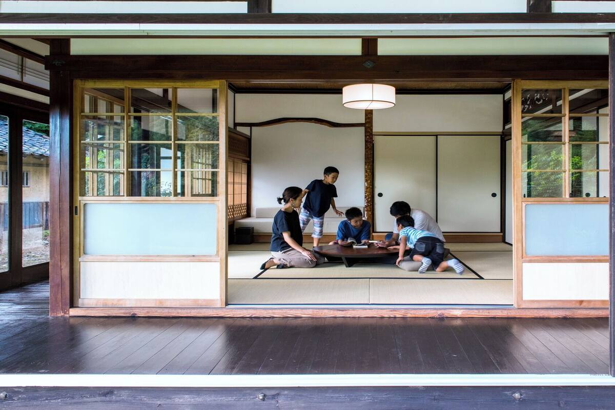Una habitación tradicional japonesa con suelo de tatami, puertas correderas y un celosía de papel.