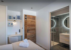 5 slaapkamers, een strijkplank/strijkijzer, wifi, beddengoed