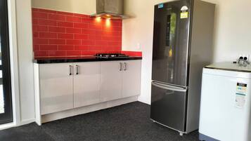 Room, 1 Bedroom, Patio, Garden View | Private kitchen