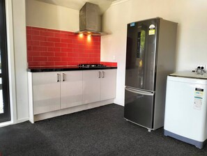Huone, 1 makuuhuone, patio, näköala puutarhaan | Yksityinen keittiö