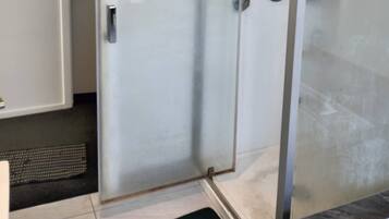 Room, 1 Bedroom, Patio, Garden View | Bathroom