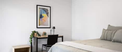 3 habitaciones, escritorio, tabla de planchar con plancha y wifi