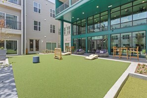Outdoor dining - Fresh 3BR Bishop Arts | Gym, Yoga, Game Lounge! (Dallas)