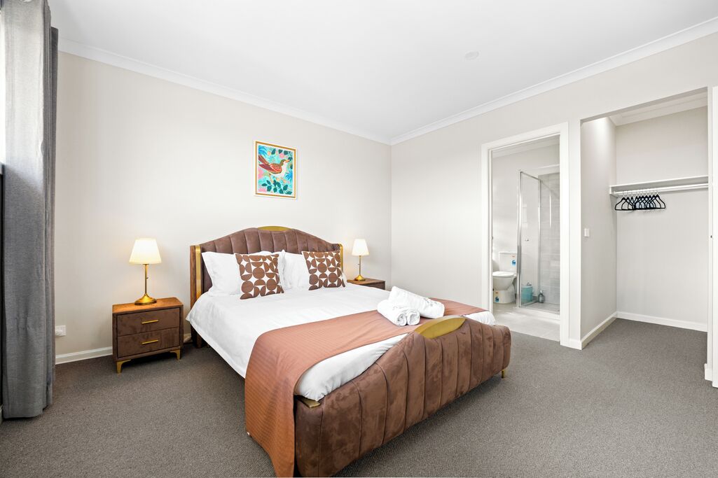 6 bedrooms, iron/ironing board, WiFi, bed sheets