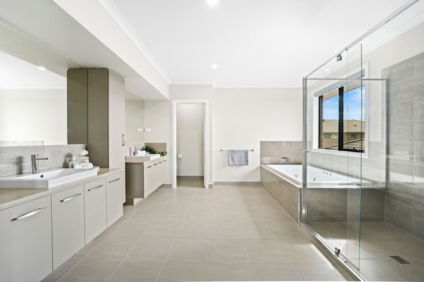 Shower, jetted bath, hair dryer, towels