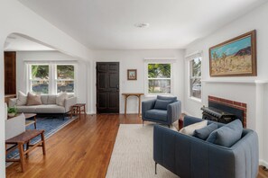 Smart TV - Family Beach House in Pacific Beach | Walk to Beach & Bay (San Diego)