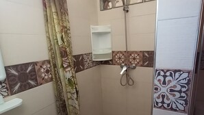 A bathroom with a shower, a sink, and a toilet. - 2 pretty, quiet rooms a few steps from the Medina (Essaouira)