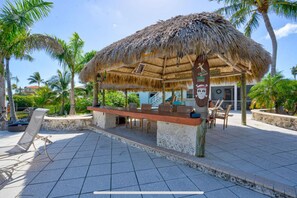Outdoor dining - Water front 5-bedroom house with boat dock in beautiful Marathon (Marathon)