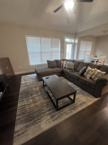 Spacious charming 4BR Crestview Home—Prime location