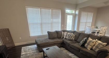 Spacious charming 4BR Crestview Home—Prime location