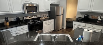 Spacious charming 4BR Crestview Home—Prime location