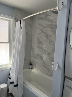 Shower, hair dryer - Pura Vida | A Calm Apt Escape Minutes from Camden (Camden)