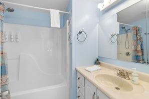 Douche, sèche-cheveux, serviettes fournies