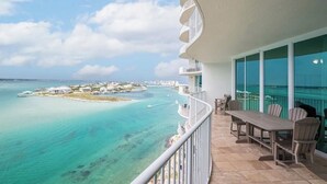 Ein Balkon mit Blick auf türkisfarbenes Wasser und eine kleine Insel.