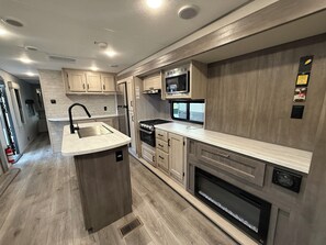 Private kitchen - Peaceful 1-bedroom recreational vehicle with AC in Flint unit 2 (Flint)