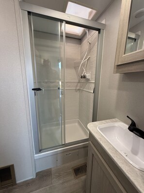 Hair dryer, towels, toilet paper - Peaceful 1-bedroom recreational vehicle with AC in Flint unit 2 (Flint)