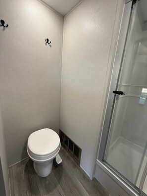 Sèche-cheveux, serviettes fournies, papier toilette
