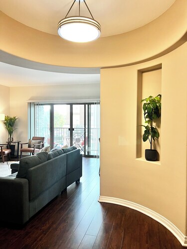 Cozy, Sunlit 2BR w/ Pool, Gated Parking, 10 min to LA, 2 Parking, Walk to Food